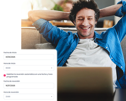 mulher sorrindo mostrando o celular com uma lista de produtos