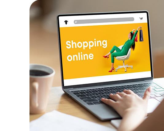 mulher sorrindo mostrando o celular com uma lista de produtos