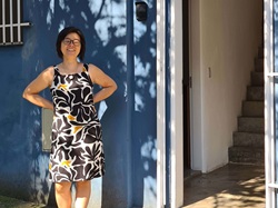 Simoni Nishimura em frente ao ateliê Shoyu Crafts, em Pinheiros, São Paulo