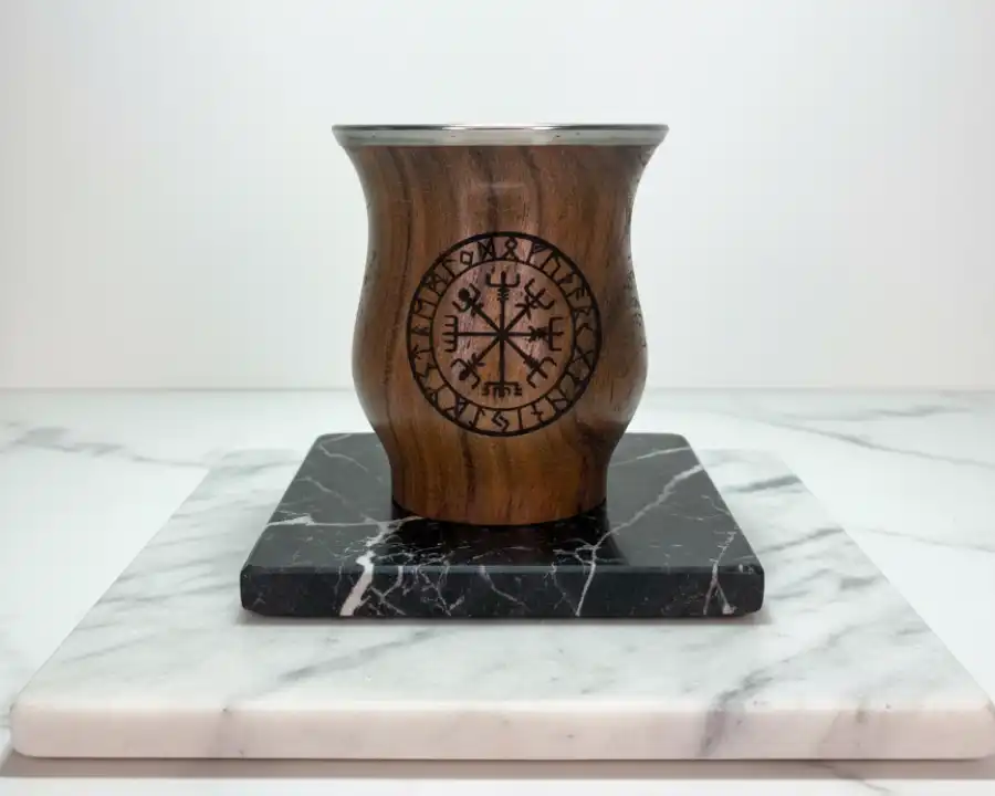 Mate grabado con diseño geométrico circular – pieza personalizada por Mate & Tea que combina tradición y diseño contemporáneo