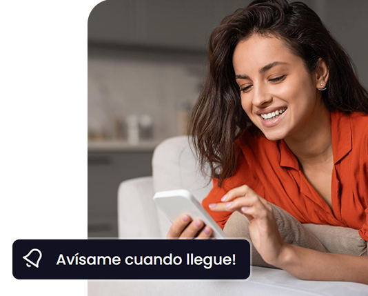 mulher sorrindo mostrando o celular com uma lista de produtos