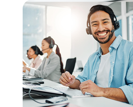 mulher sorrindo mostrando o celular com uma lista de produtos
