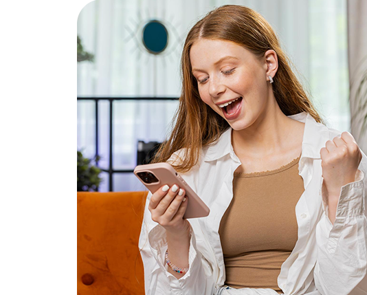 mulher sorrindo mostrando o celular com uma lista de produtos