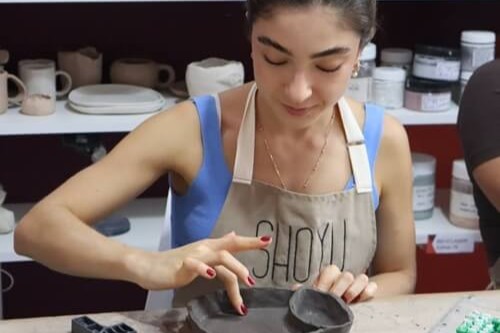 Aluna em aula de modelagem manual de cerâmica