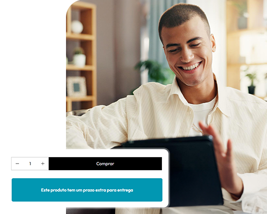 mulher sorrindo mostrando o celular com uma lista de produtos