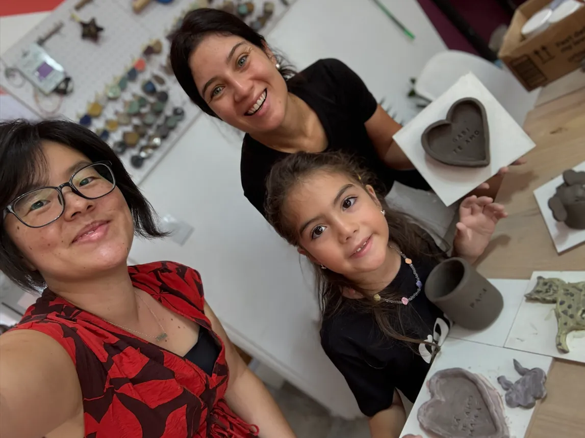 Mãe, filha e professora Simoni Nishimura mostram peças modeladas em oficina familiar