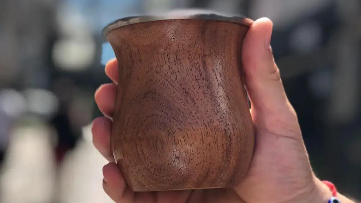 Mate de madera artesanal sostenido en la mano – Mates premium de Mate & Tea