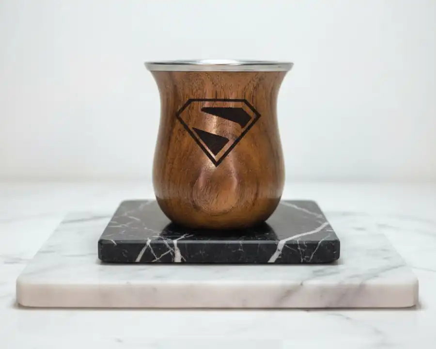 Mate personalizado con grabado láser del símbolo de Superman – diseño único de Mate & Tea para fanáticos del mate y los superhéroes