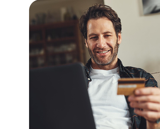 homem feliz ao receber notificações de vendas concluídas