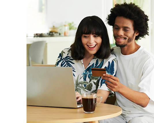 mulher experimentando uma blusa, junto com uma imagem mostrando o produto no aplicativo