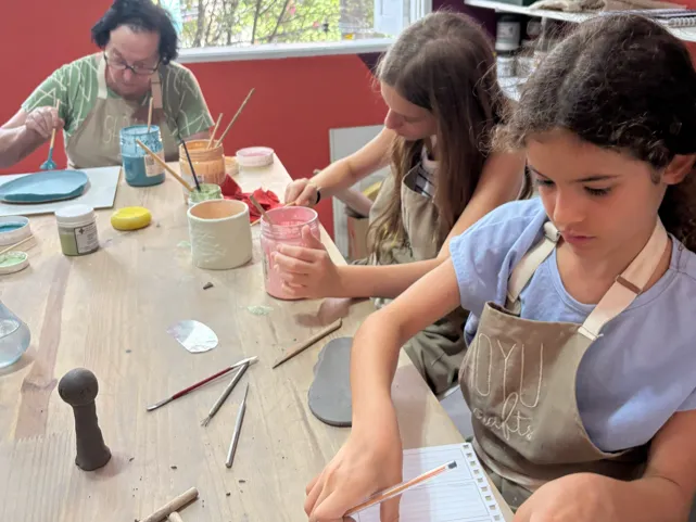 Avó e netas em oficina familiar do ateliê Shoyu Crafts