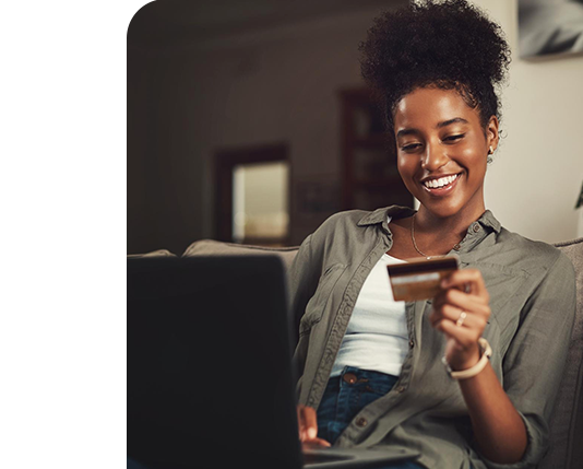 homem feliz ao receber notificações de vendas concluídas