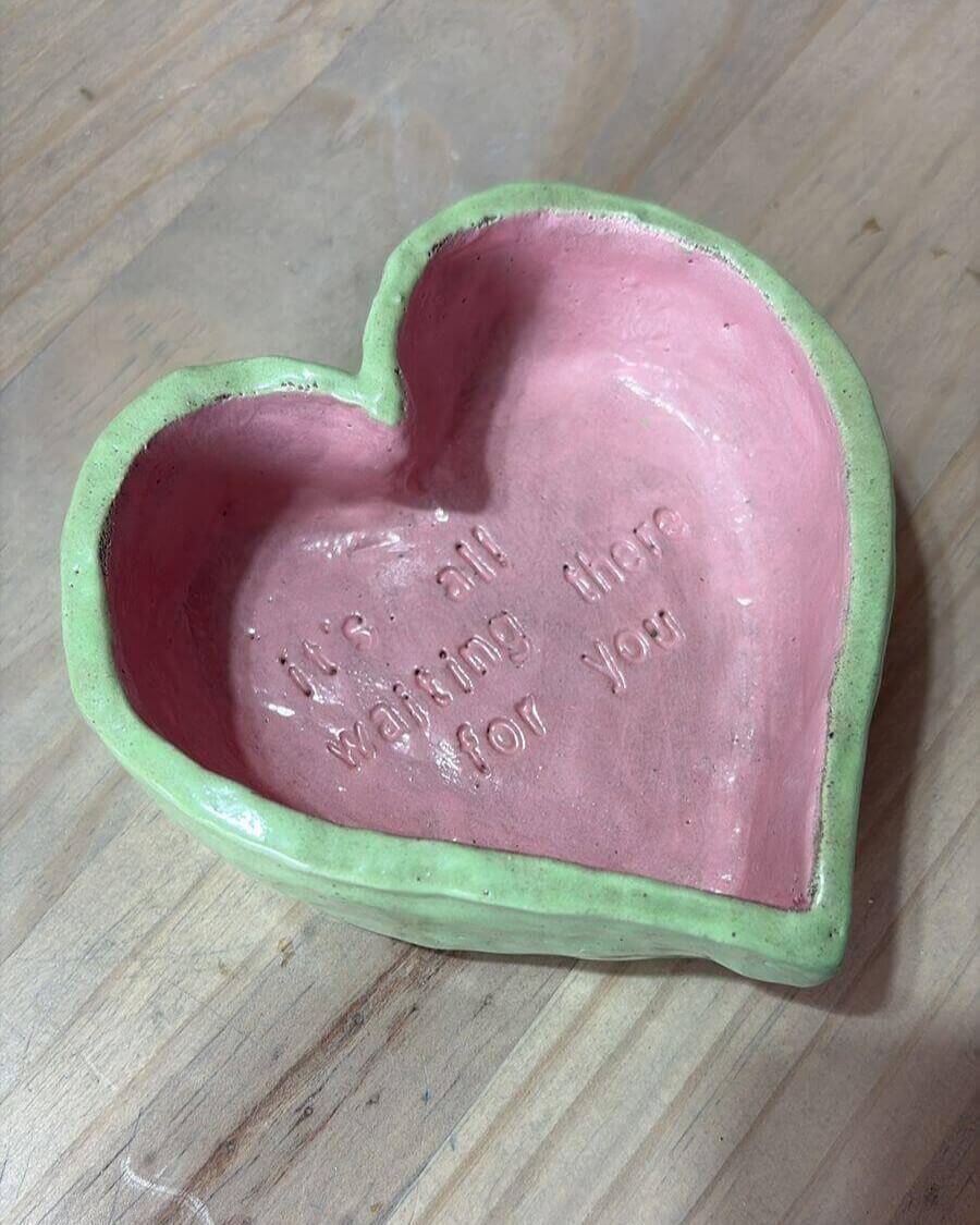 Foto de pote decorativo modelado à mão, em formato de coração.