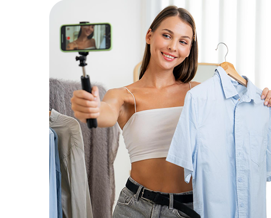 mulher experimentando uma blusa, junto com uma imagem mostrando o produto no aplicativo