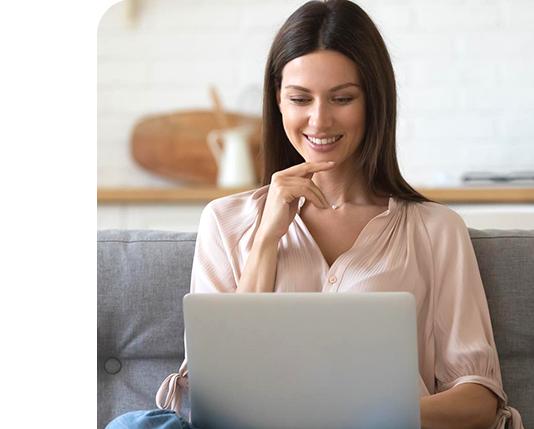 homem feliz usando o celular