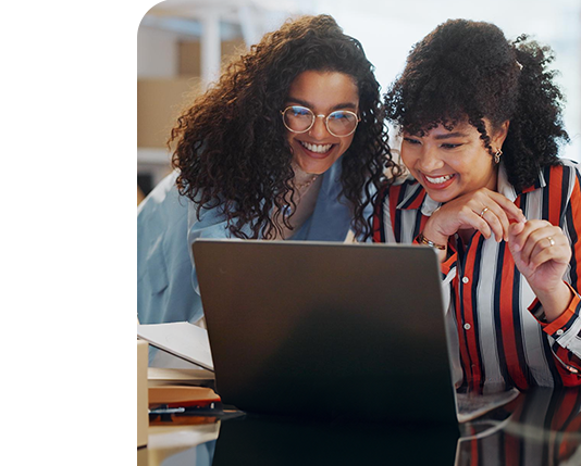 mulher experimentando uma blusa, junto com uma imagem mostrando o produto no aplicativo