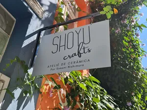 Placa da fachada do ateliê Shoyu Crafts, em Pinheiros, São Paulo
