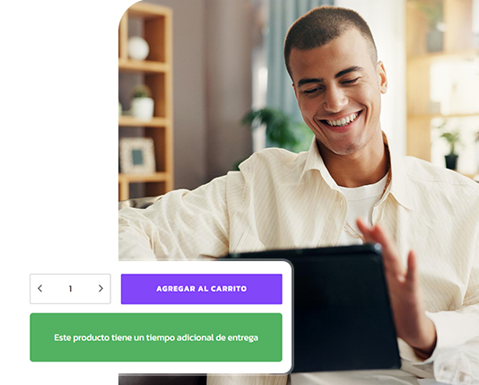 mulher sorrindo mostrando o celular com uma lista de produtos