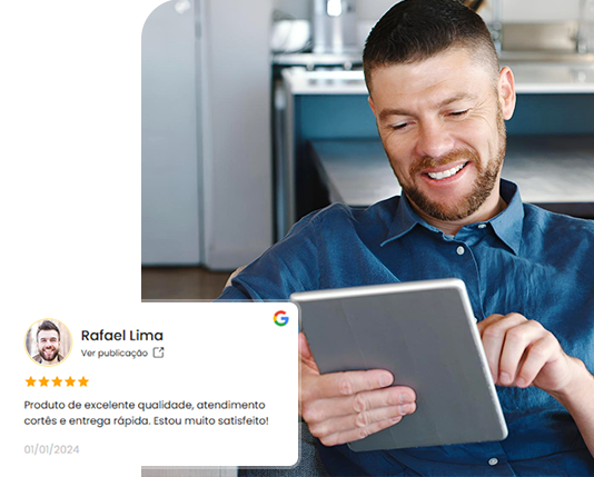 homem feliz usando o celular