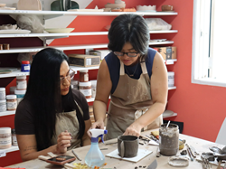 Aula de cerâmica com orientação especializada no ateliê Shoyu Crafts
