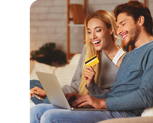 homem feliz ao receber notificações de vendas concluídas