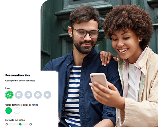 mulher experimentando uma blusa, junto com uma imagem mostrando o produto no aplicativo