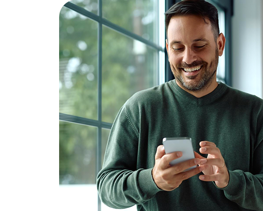 mulher sorrindo mostrando o celular com uma lista de produtos